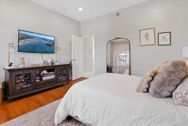 Guest bedroom.