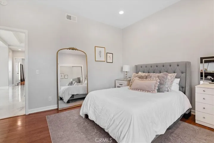 Guest bedroom.