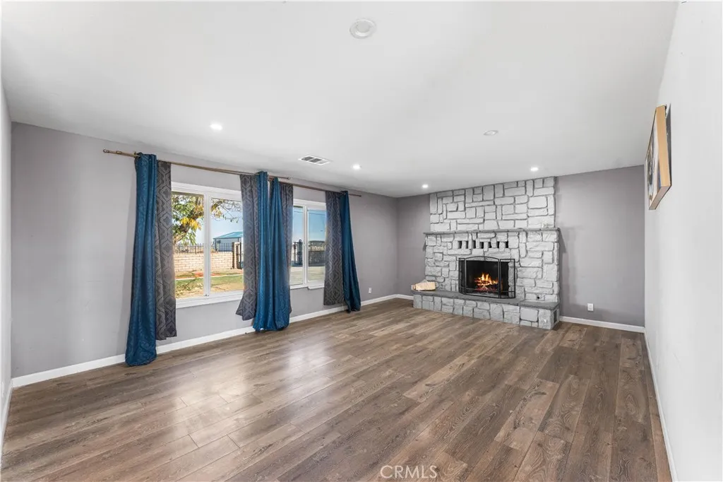 3322 E Avenue H, Lancaster, California 93535 home-pic-5