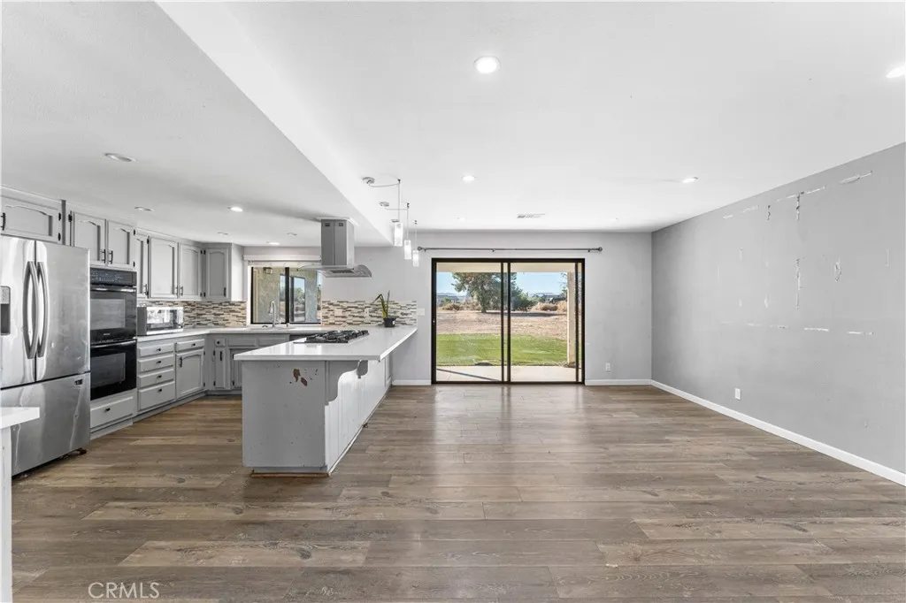 3322 E Avenue H, Lancaster, California 93535 home-pic-7