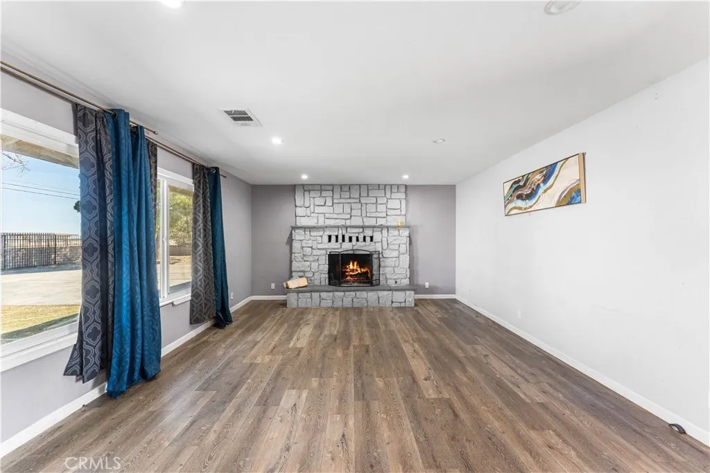 3322 E Avenue H, Lancaster, California 93535 home-pic-4