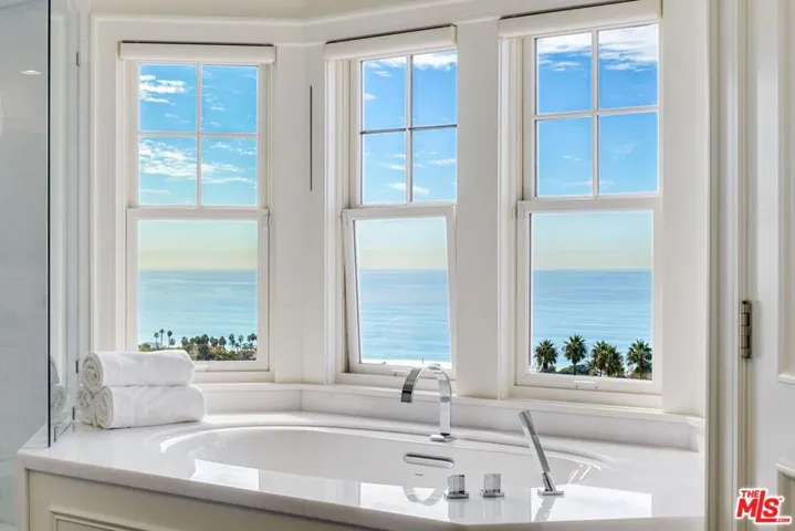 Soaking tub