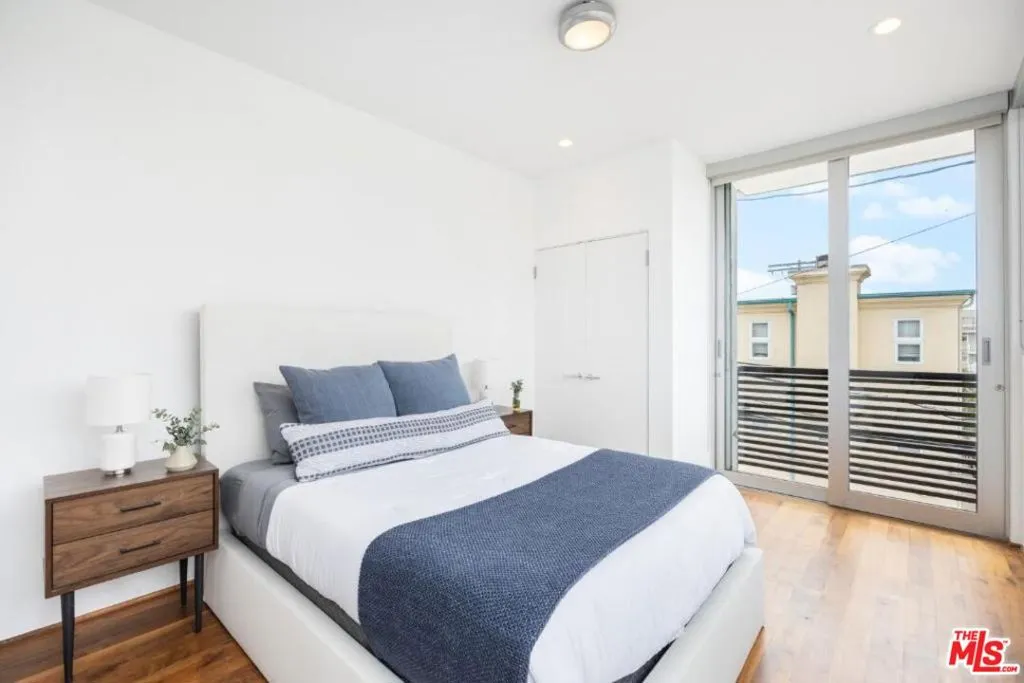 17 N Venice Boulevard, Venice, California 90291 home-pic-13