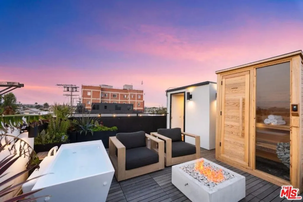 17 N Venice Boulevard, Venice, California 90291 home-pic-14