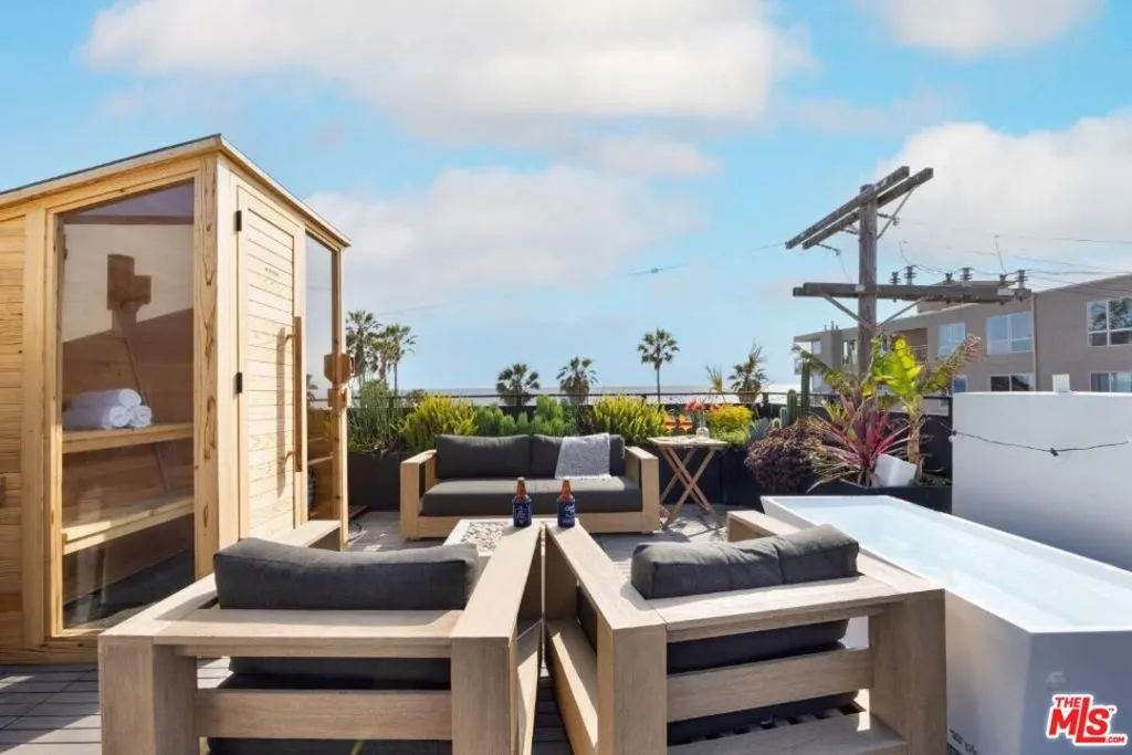 17 N Venice Boulevard, Venice, California 90291 home-pic-16