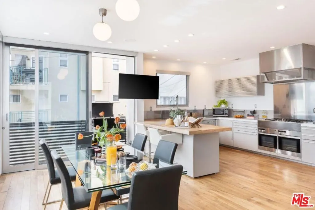 17 N Venice Boulevard, Venice, California 90291 home-pic-4