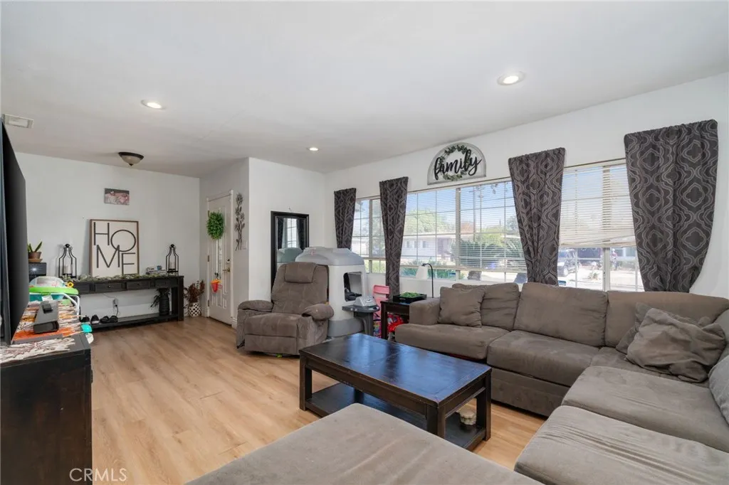 538 N Oakdale, Rialto, California 92376 home-pic-9