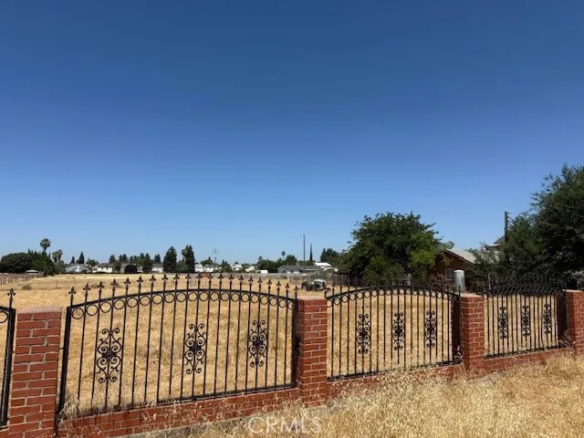 3207 N Valentine Avenue, Fresno, California 93722 home-pic-1