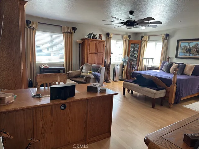 Extra Large Bedroom with sitting area  include ceiling fan ,