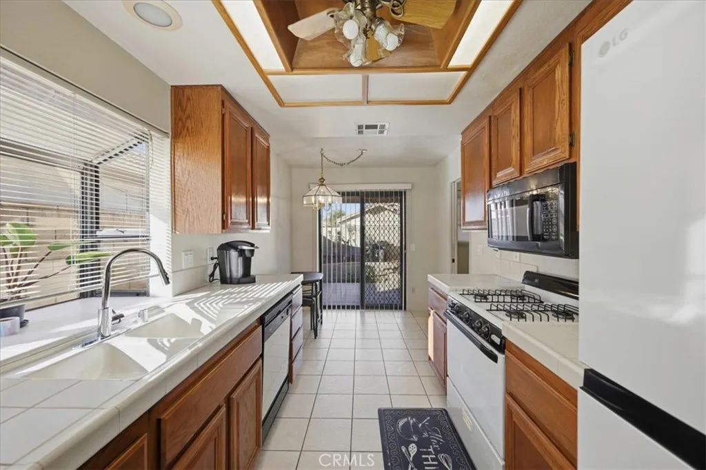 3050 Del Flora Dr, Hemet, California 92545 home-pic-8