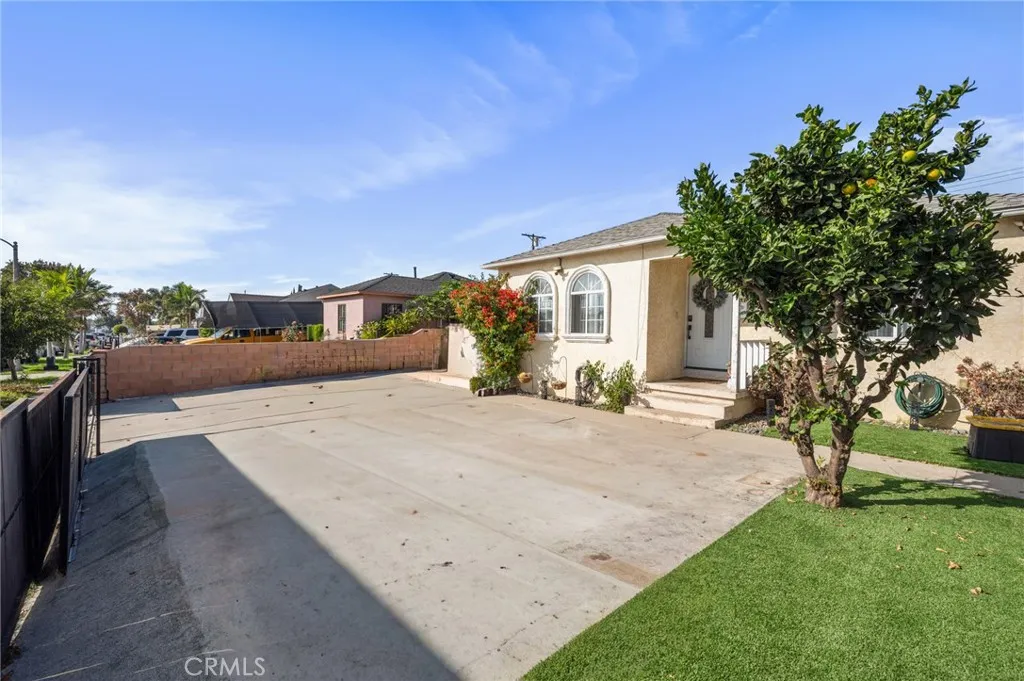 749 W 147th Street, Gardena, California 90247 home-pic-2