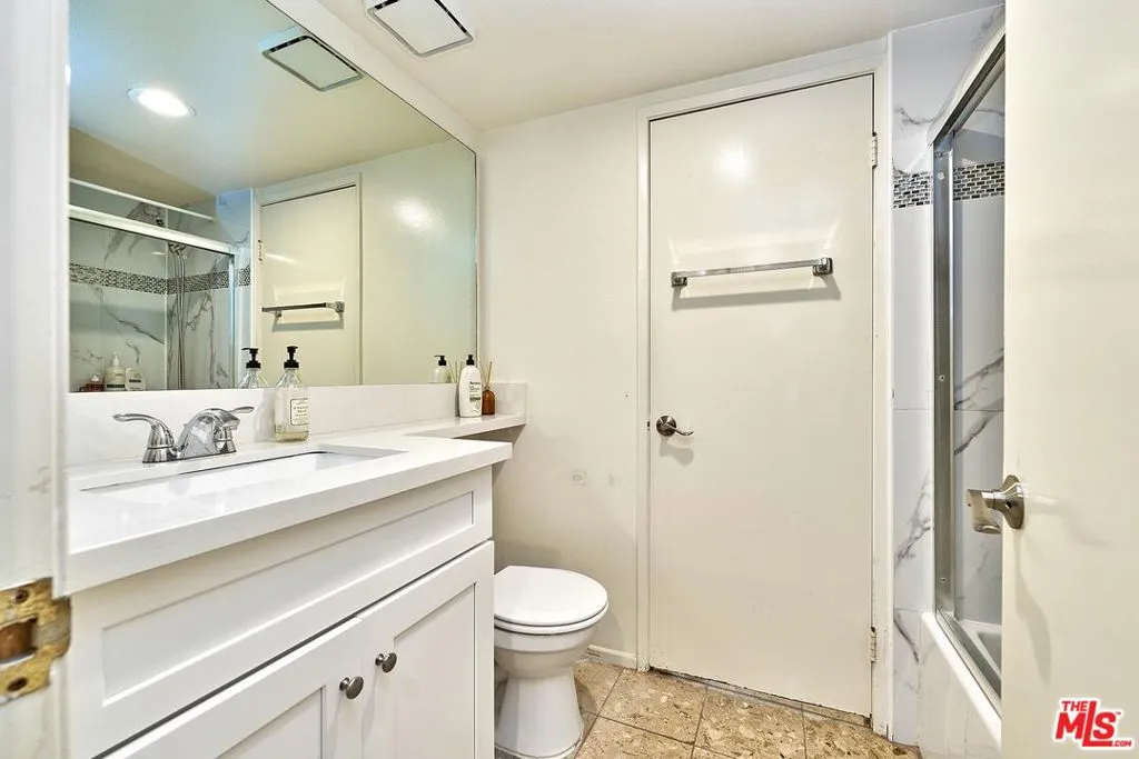 631 S Kenmore Avenue 106, Los Angeles, California 90005 home-pic-16