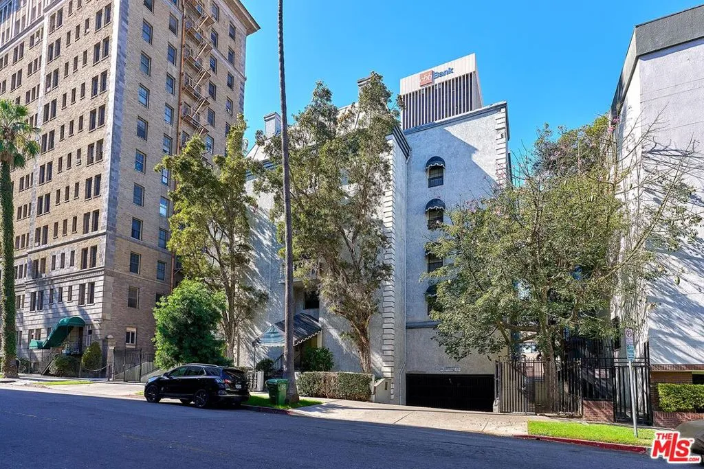 631 S Kenmore Avenue 106, Los Angeles, California 90005 home-pic-23