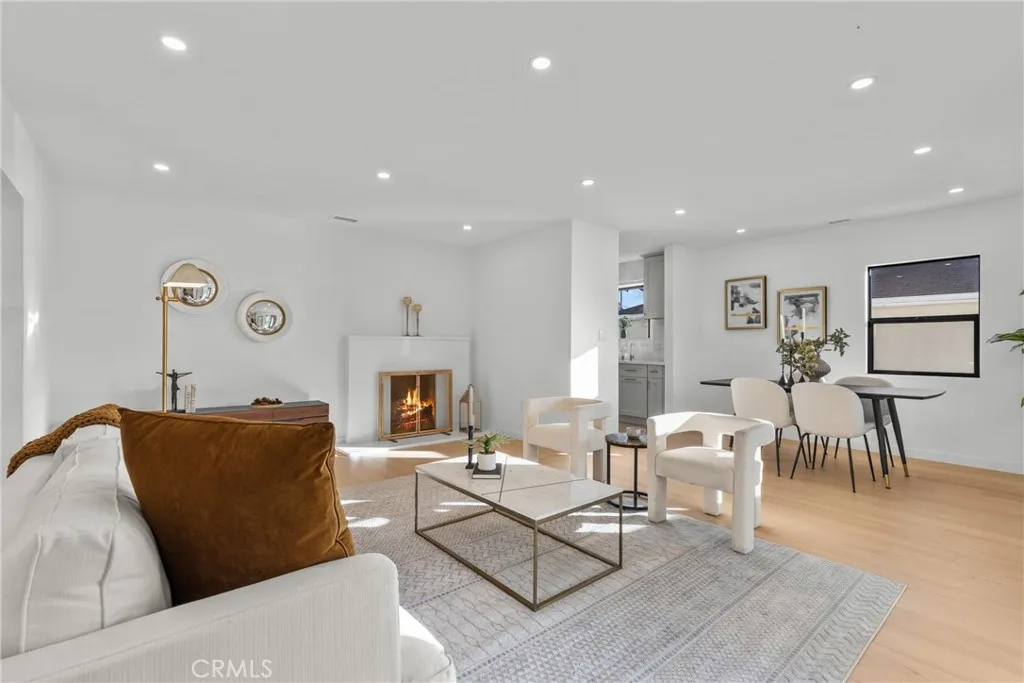 1724 S Fairfax, Los Angeles, California 90019 home-pic-0
