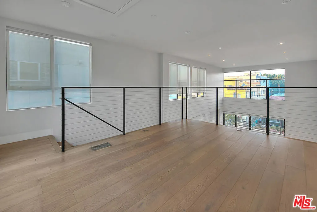 5014 Rosewood Avenue 1/2, Los Angeles, California 90004 home-pic-12