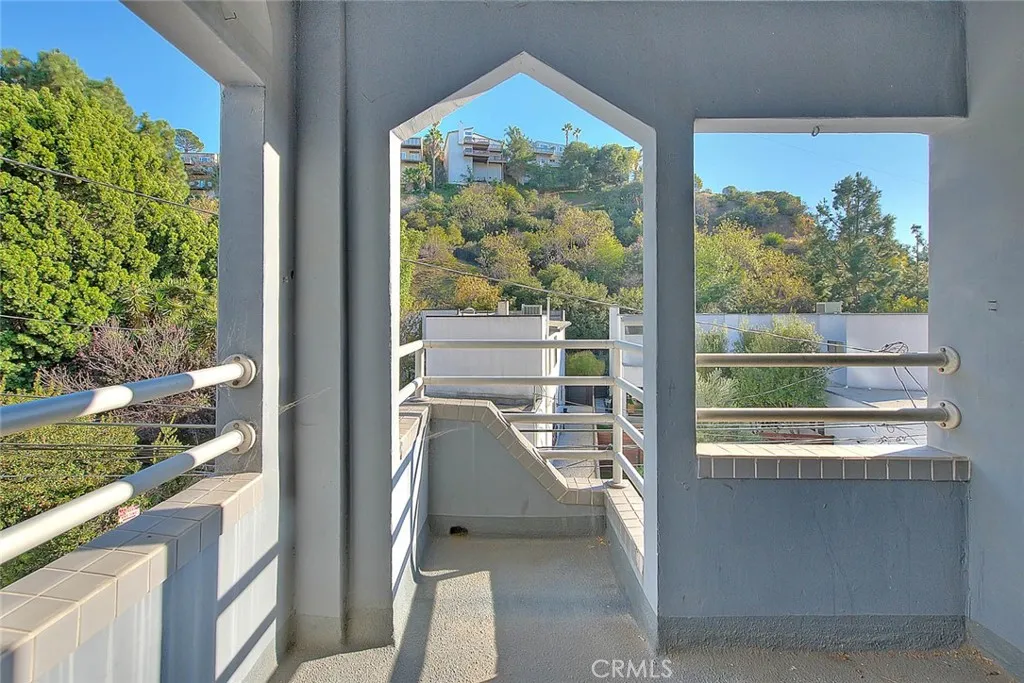 6423 Deep Dell, Hollywood, California 90068 home-pic-2