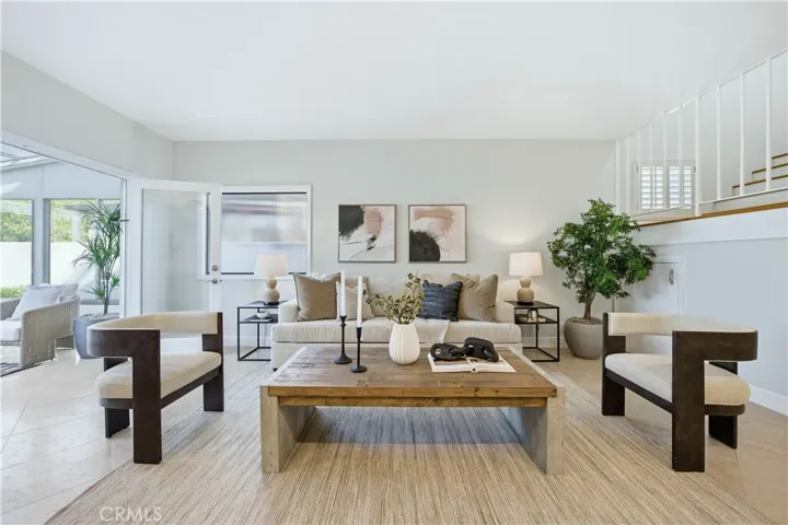 Living space leadint to the sunroom