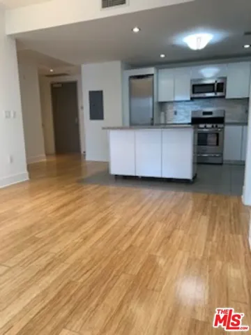 Open Kitchen to Livingroom