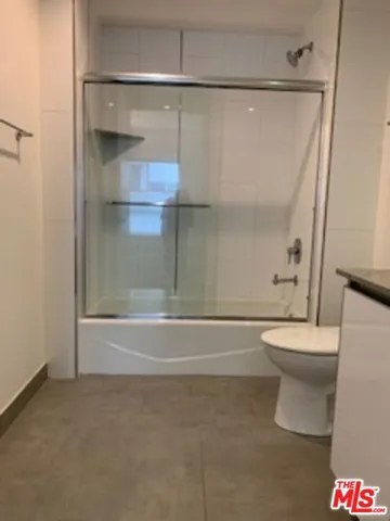 Bathroom w/tub