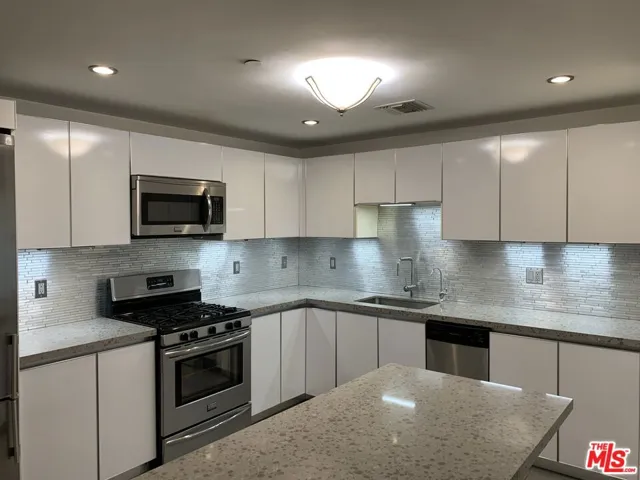 Kitchen with counter lights