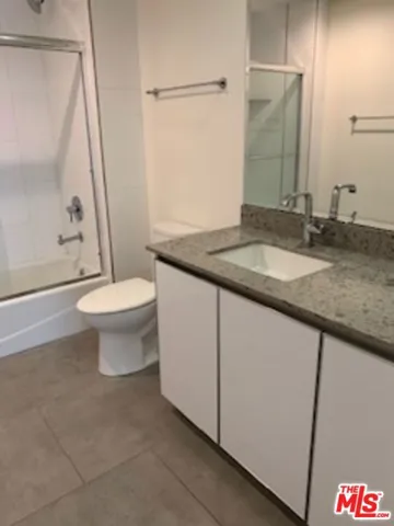 Bathroom w/bathtub
