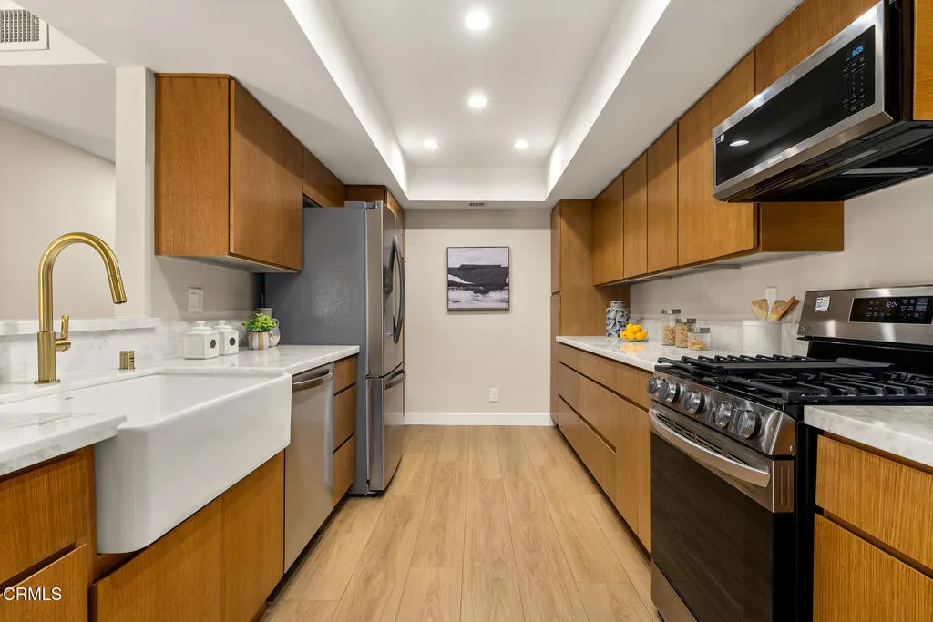 4542 Willis Avenue 206, Los Angeles, California 91403 home-pic-3