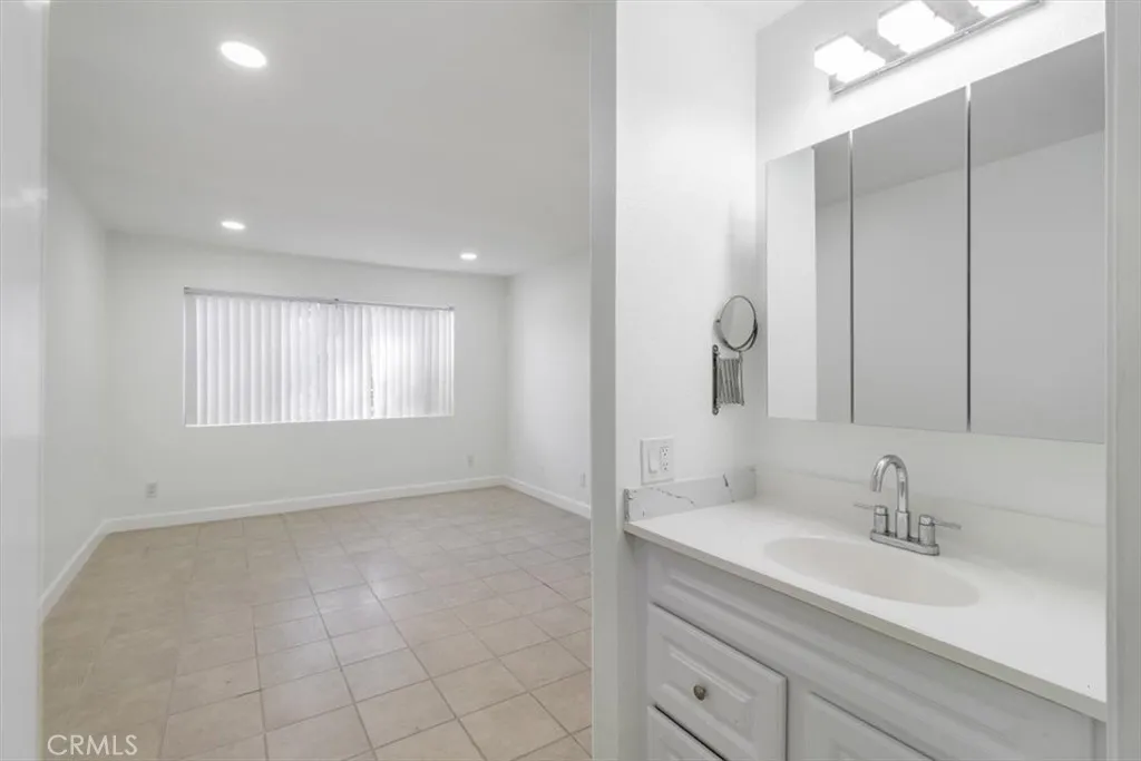 1044 Cabrillo Park B, Santa Ana, California 92701 home-pic-17