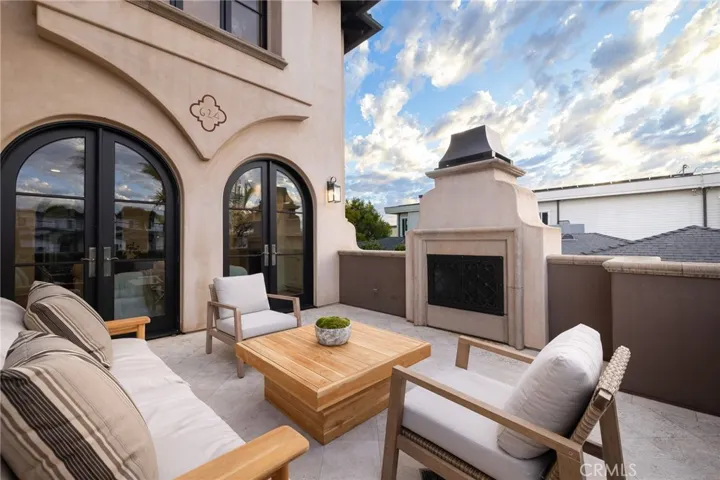 Front balcony w/fireplace