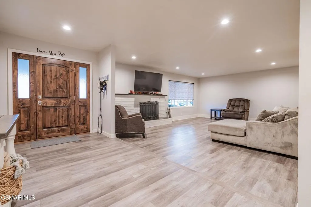 761 Lyons Court, Simi Valley, California 93065 home-pic-8