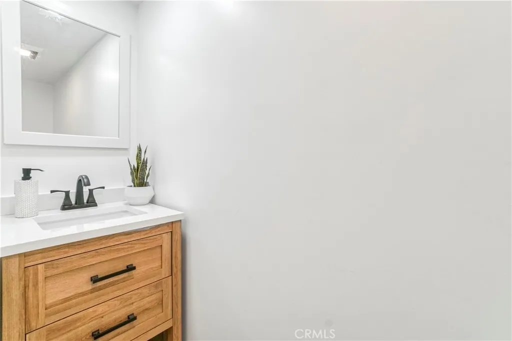 710 W 49th Place, Los Angeles, California 90037 home-pic-15