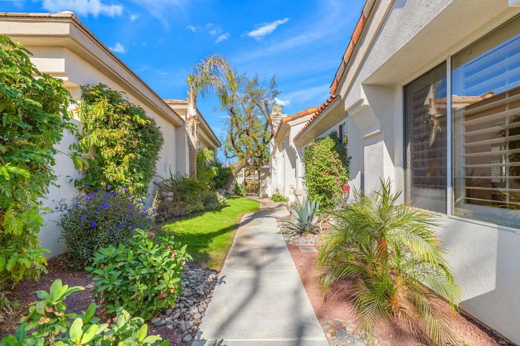 472 Desert Holly Drive, Palm Desert, California 92211 home-pic-4