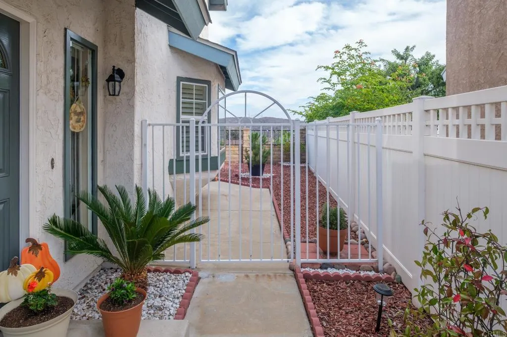 10865 Charing Cross Road, Spring Valley, California 91978 home-pic-23