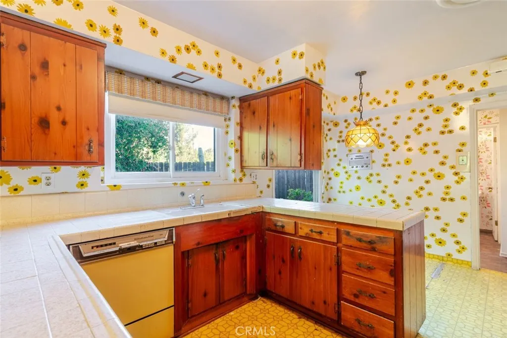 6539 Ventura Canyon Avenue, Van Nuys, California 91401 home-pic-13