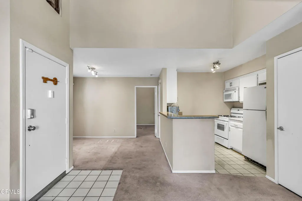 21334 Nandina Lane 204, Newhall, California 91321 home-pic-10