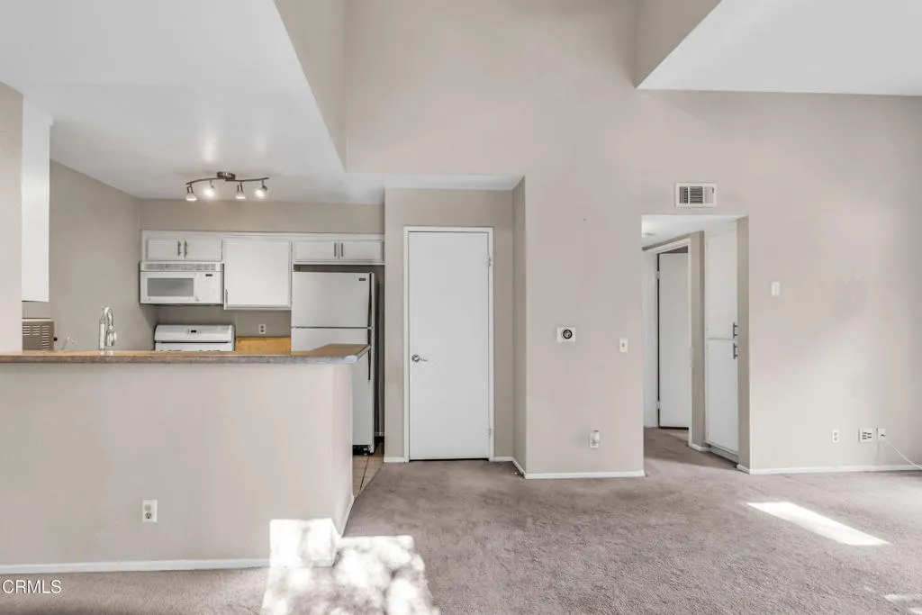 21334 Nandina Lane 204, Newhall, California 91321 home-pic-6