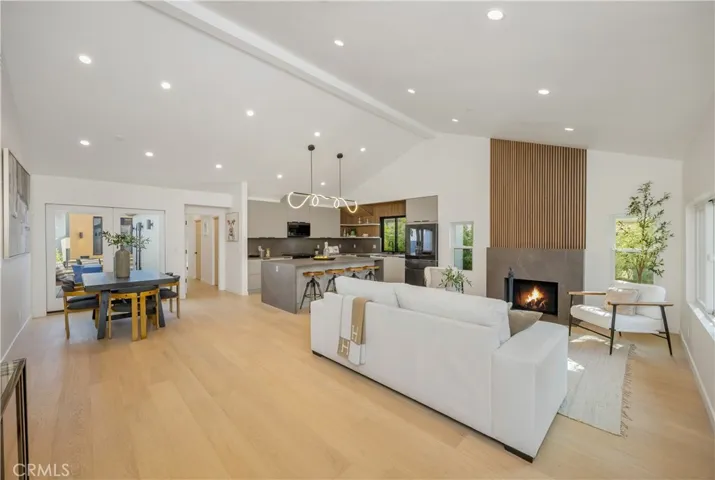 1160 Lucerne Boulevard, Los Angeles, California 90019