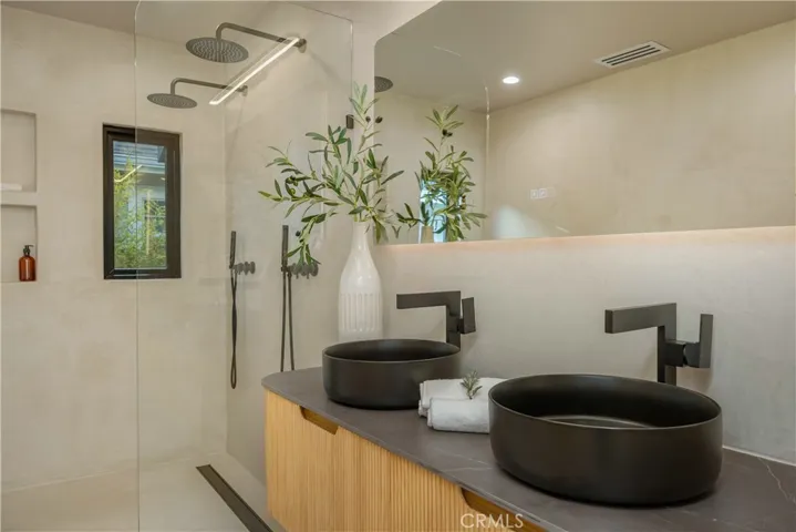 1160 Lucerne Boulevard, Los Angeles, California 90019