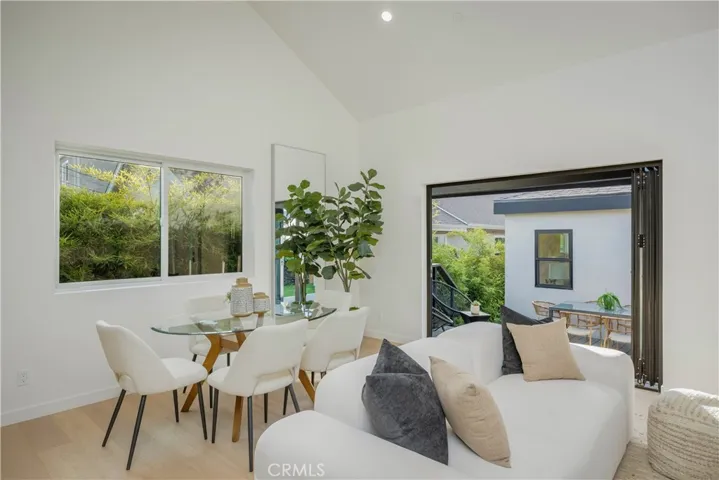 1160 Lucerne Boulevard, Los Angeles, California 90019