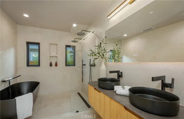 1160 Lucerne Boulevard, Los Angeles, California 90019