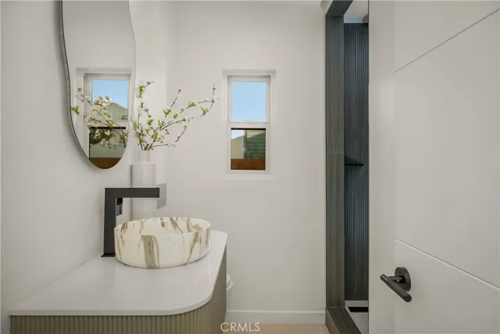 1160 Lucerne Boulevard, Los Angeles, California 90019