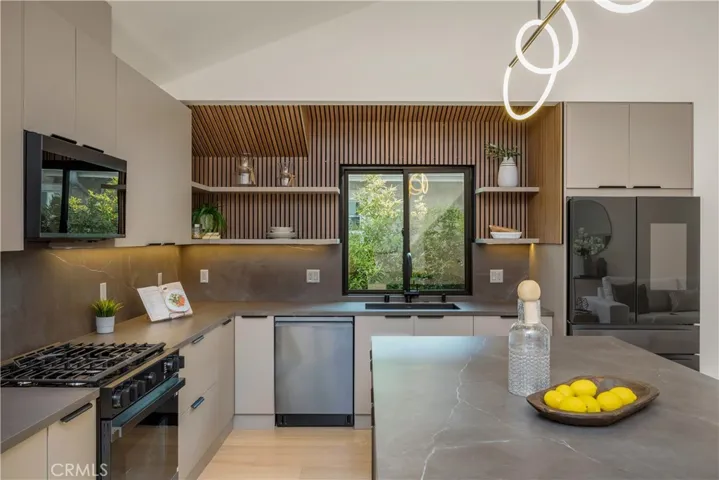 1160 Lucerne Boulevard, Los Angeles, California 90019