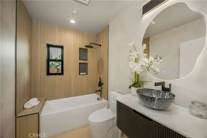 1160 Lucerne Boulevard, Los Angeles, California 90019