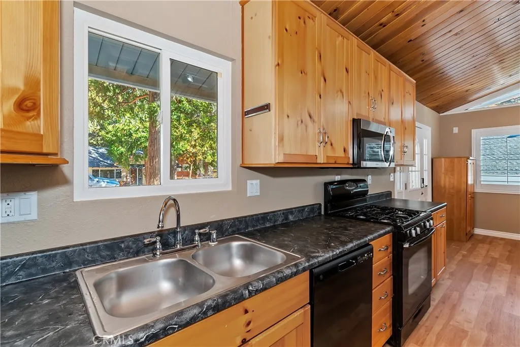 31435 Oakleaf, Running Springs, California 92382 home-pic-7
