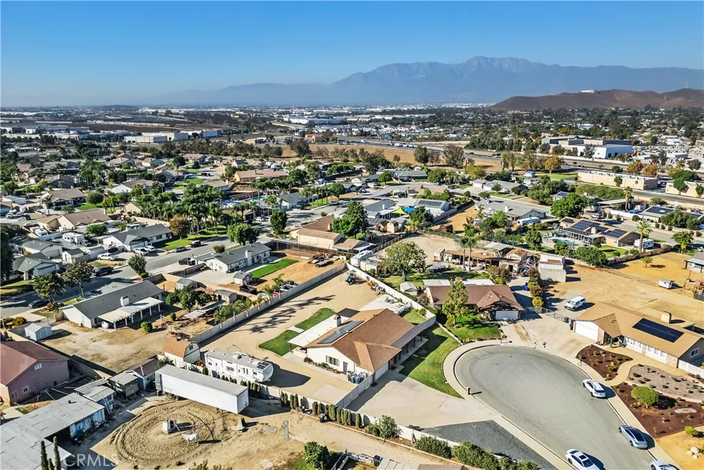 4725 Foxborough Court, Jurupa Valley, California 92509 home-pic-9
