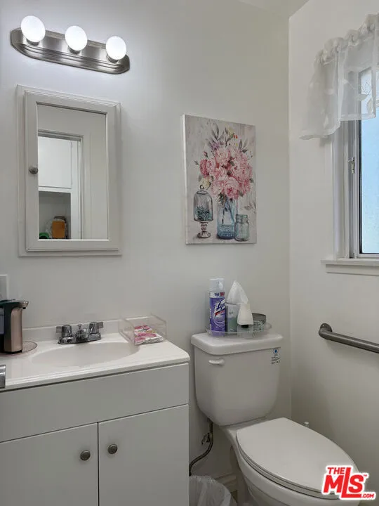 3810 S Dunsmuir Avenue, Los Angeles, California 90008 home-pic-17