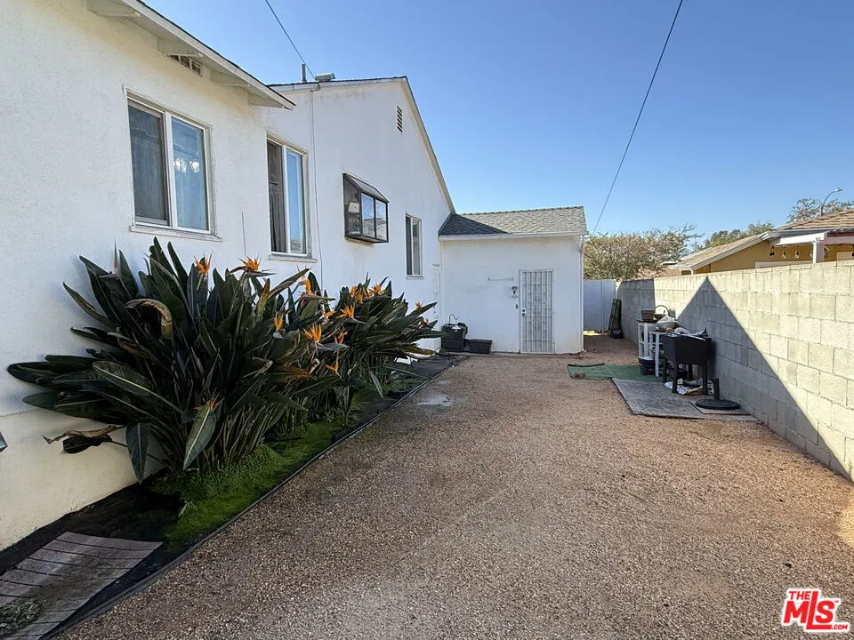 3810 S Dunsmuir Avenue, Los Angeles, California 90008 home-pic-31