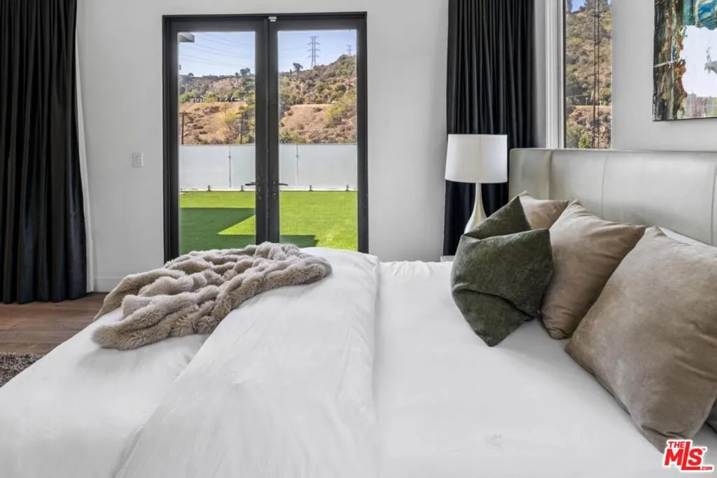 6696 Lakeridge Road, Los Angeles, California 90068 home-pic-18