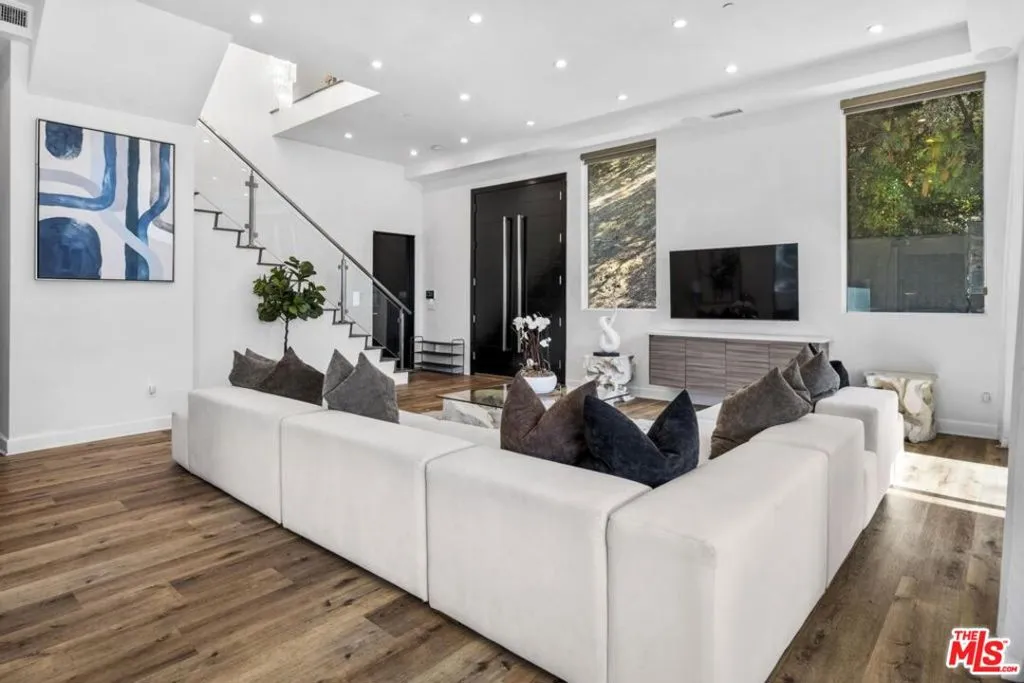 6696 Lakeridge Road, Los Angeles, California 90068 home-pic-3