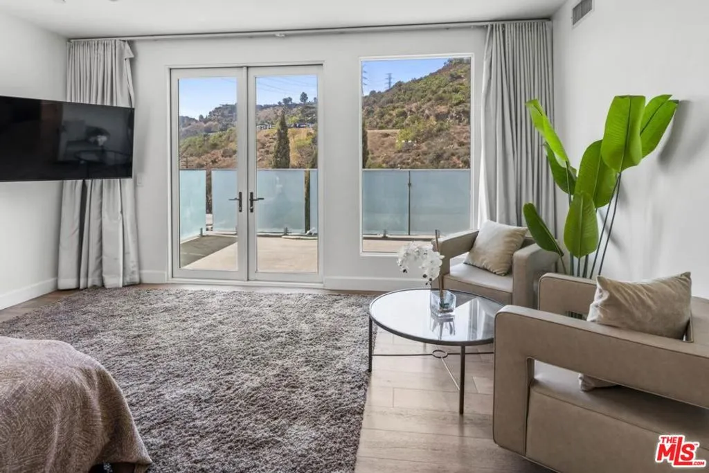 6696 Lakeridge Road, Los Angeles, California 90068 home-pic-15