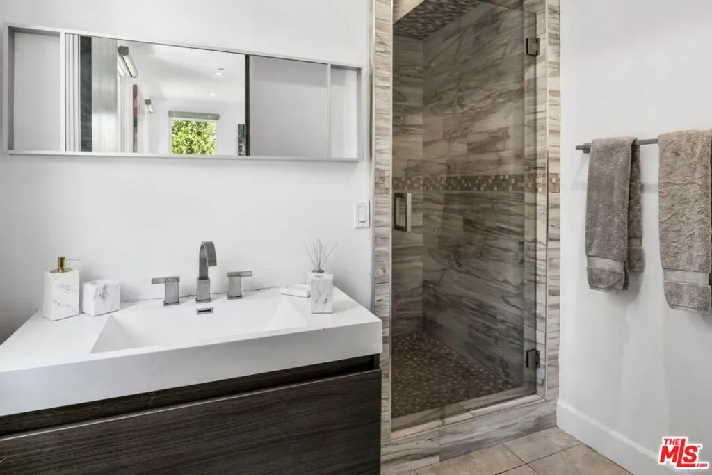 6696 Lakeridge Road, Los Angeles, California 90068 home-pic-17